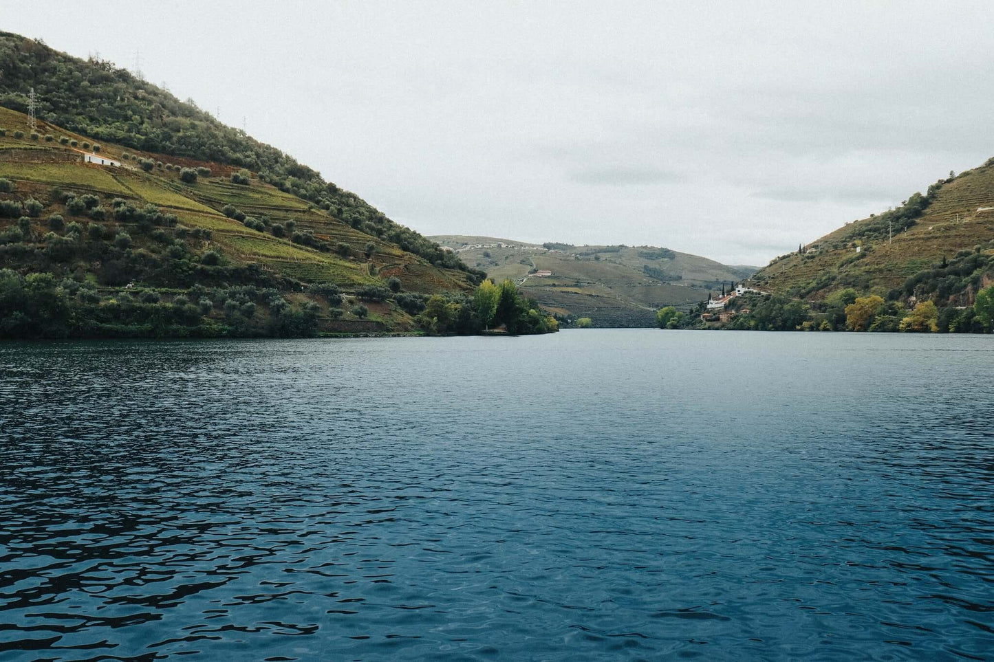 única, onde cada curva do rio e cada vinha contam uma história rica e cativante. Junte-se a nós para uma viagem que despertará os seus sentidos e criará memórias duradouras.