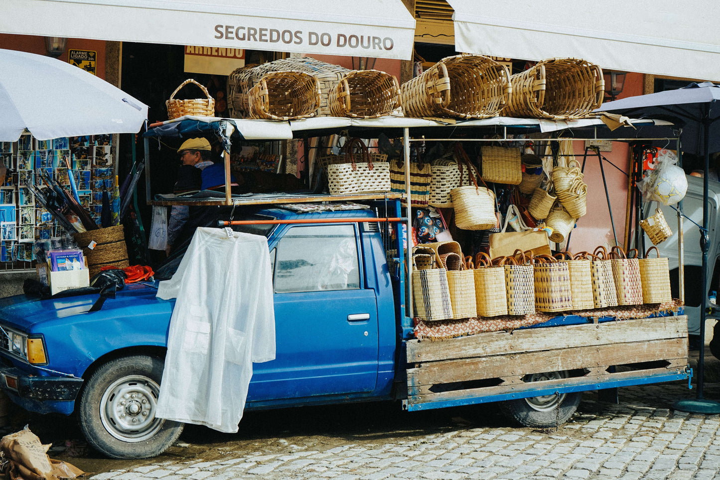 Descubra o Douro de uma maneira única, onde cada curva do rio e cada vinha contam uma história rica e cativante. Junte-se a nós para uma viagem que despertará os seus sentidos e criará memórias duradouras.