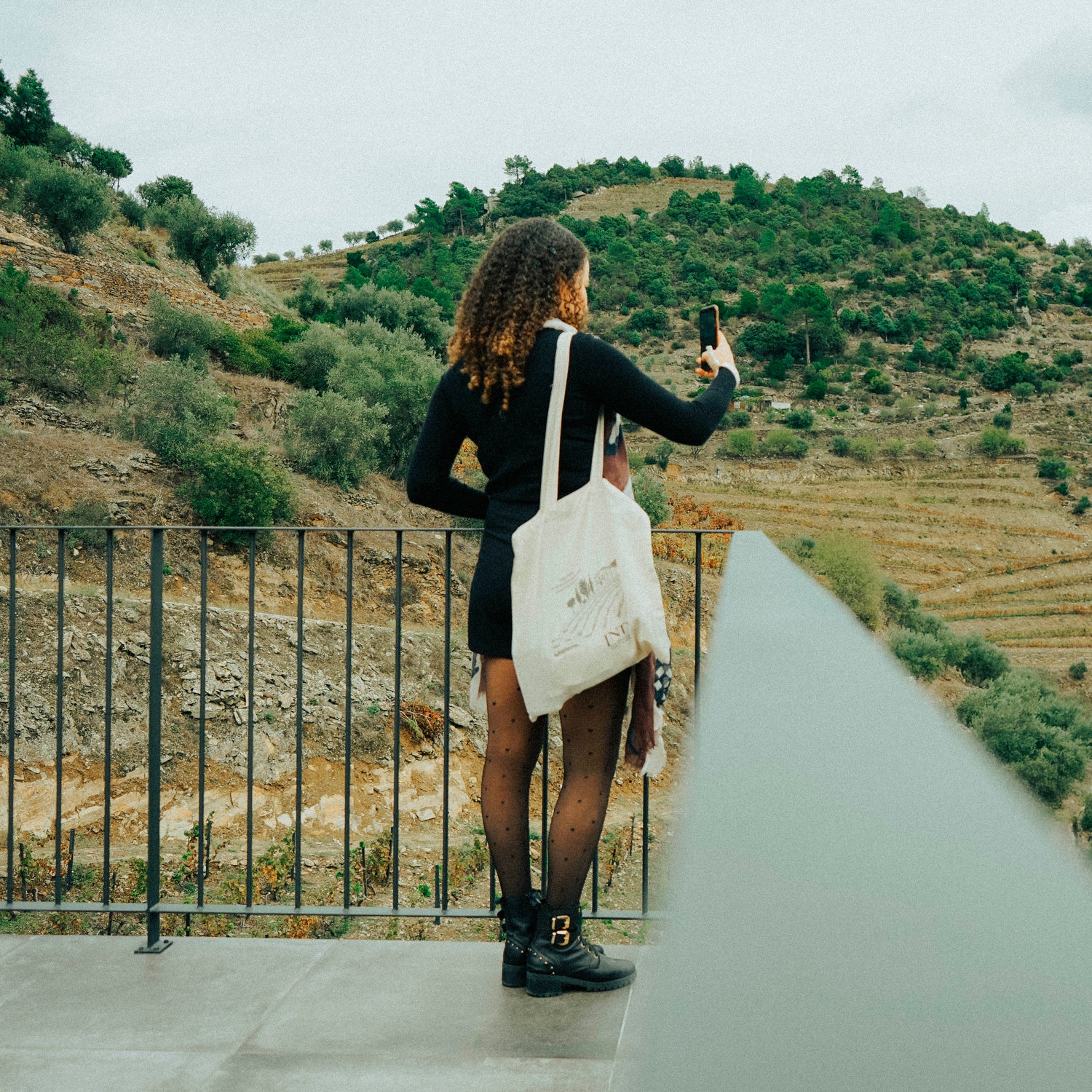 Descubra o Douro de uma maneira única, onde cada curva do rio e cada vinha contam uma história rica e cativante. Junte-se a nós para uma viagem que despertará os seus sentidos e criará memórias duradouras.
