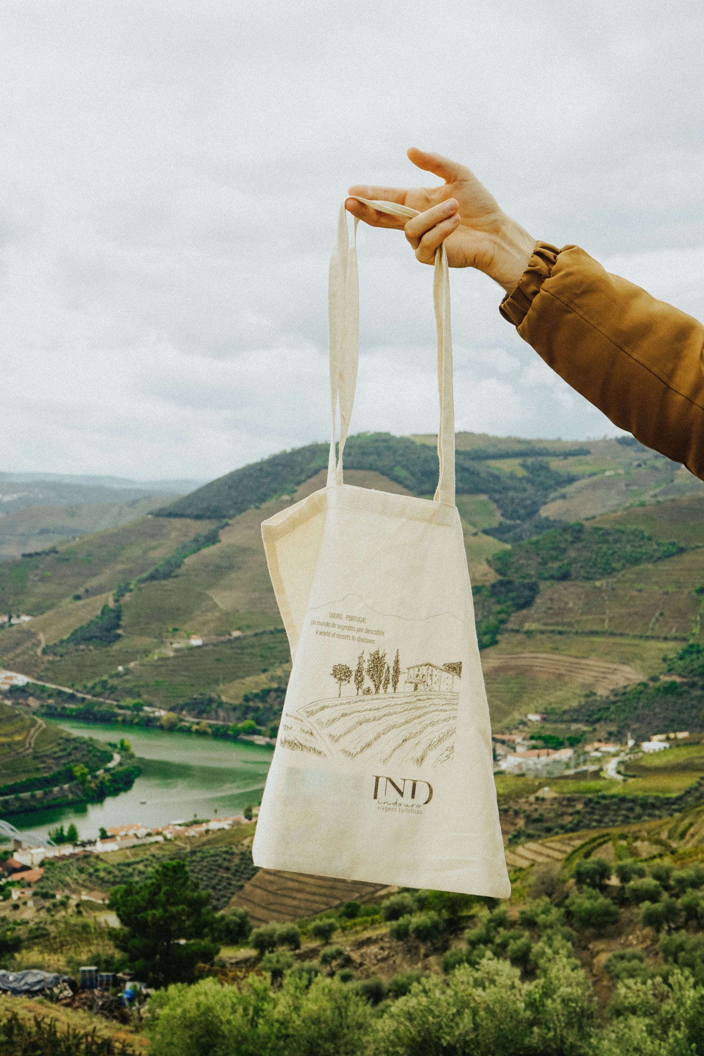 Descubra o Douro de uma maneira única, onde cada curva do rio e cada vinha contam uma história rica e cativante. Junte-se a nós para uma viagem que despertará os seus sentidos e criará memórias duradouras.