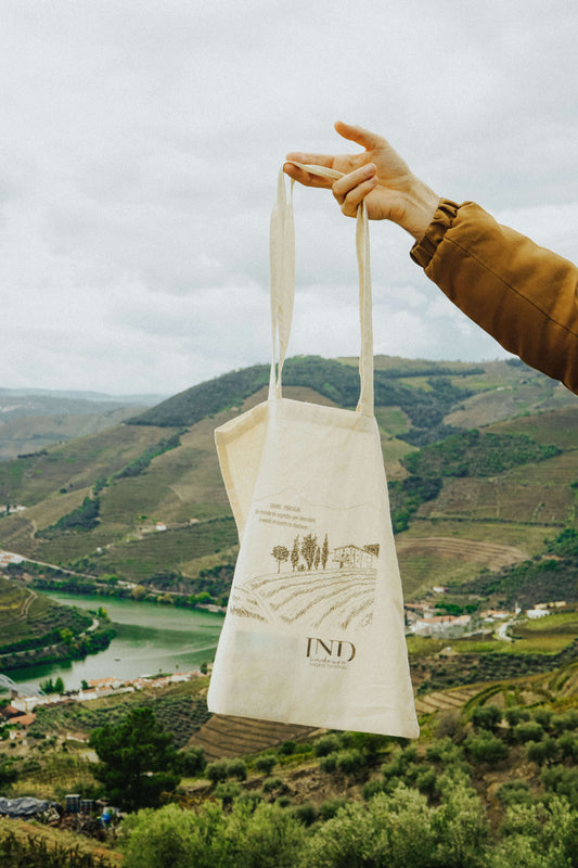 Descubra o Douro de uma maneira única, onde cada curva do rio e cada vinha contam uma história rica e cativante. Junte-se a nós para uma viagem que despertará os seus sentidos e criará memórias duradouras.
