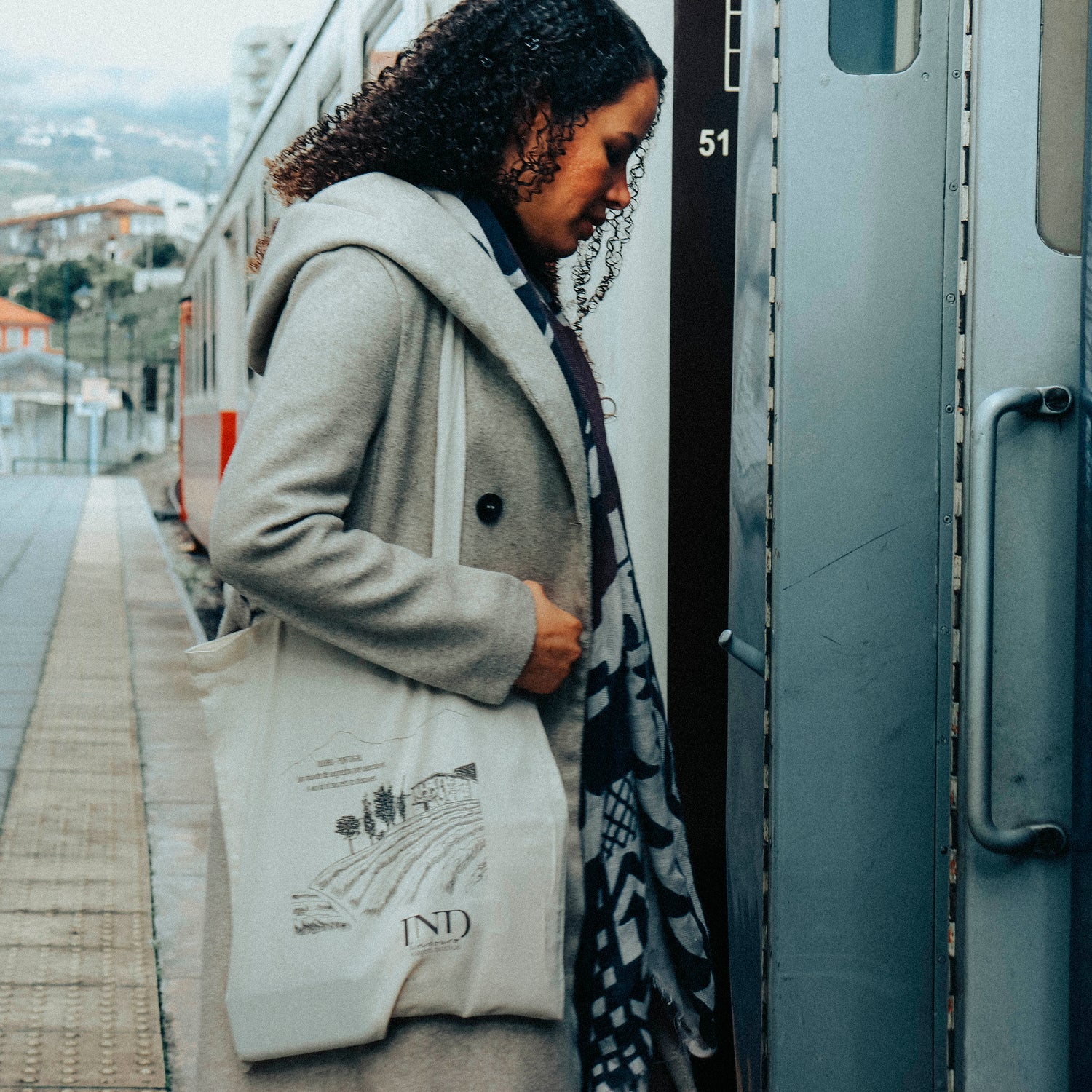 Descubra o Douro de uma maneira única, onde cada curva do rio e cada vinha contam uma história rica e cativante. Junte-se a nós para uma viagem que despertará os seus sentidos e criará memórias duradouras.