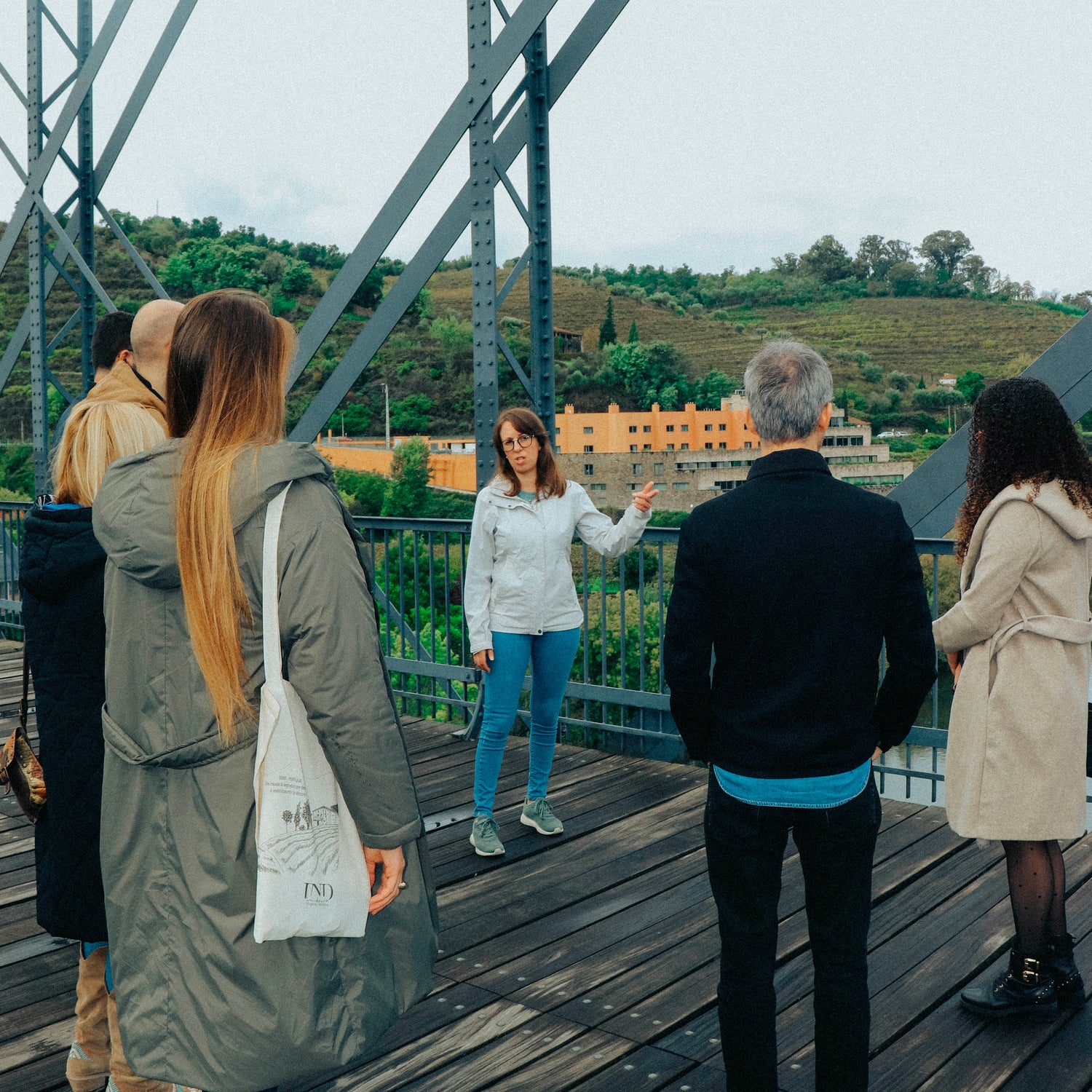 Descubra o Douro de uma maneira única, onde cada curva do rio e cada vinha contam uma história rica e cativante. Junte-se a nós para uma viagem que despertará os seus sentidos e criará memórias duradouras.
