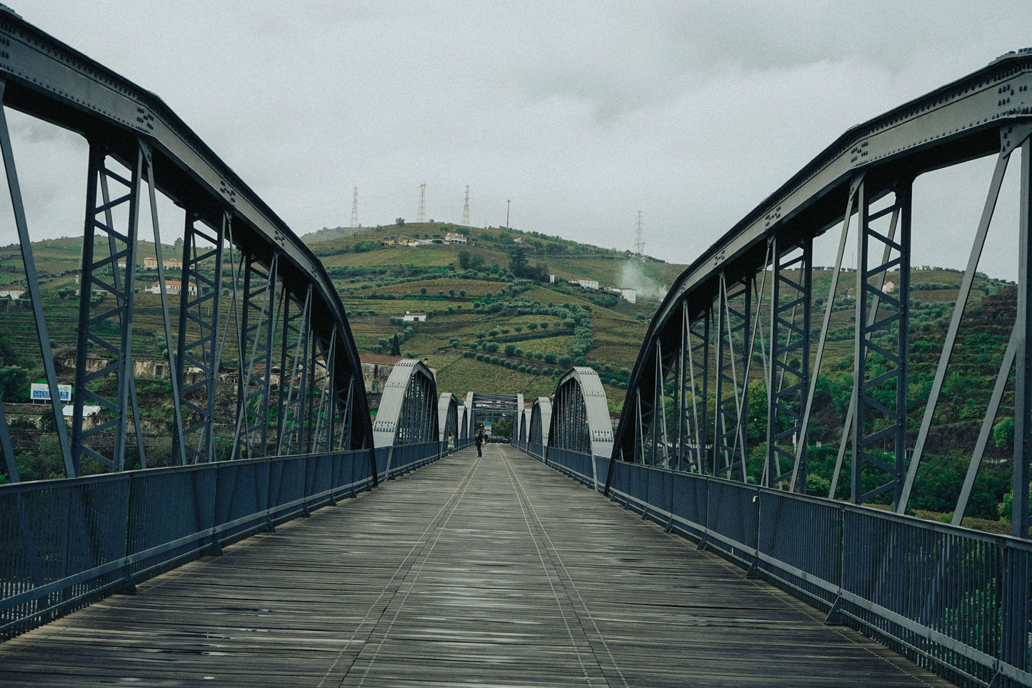 Descubra o Douro de uma maneira única, onde cada curva do rio e cada vinha contam uma história rica e cativante. Junte-se a nós para uma viagem que despertará os seus sentidos e criará memórias duradouras.